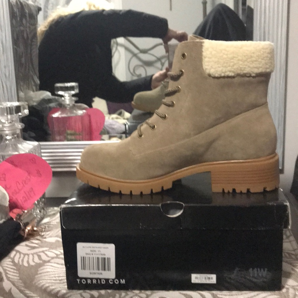 Woman’s fur lined work boots 11 W - Picture 4 of 4